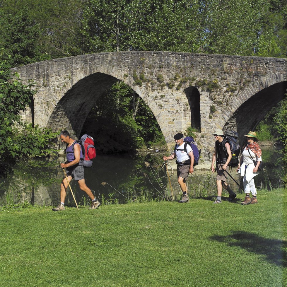 Archivo - Peregrinos del Camino de Santiago junto al puente de la Magdalena.