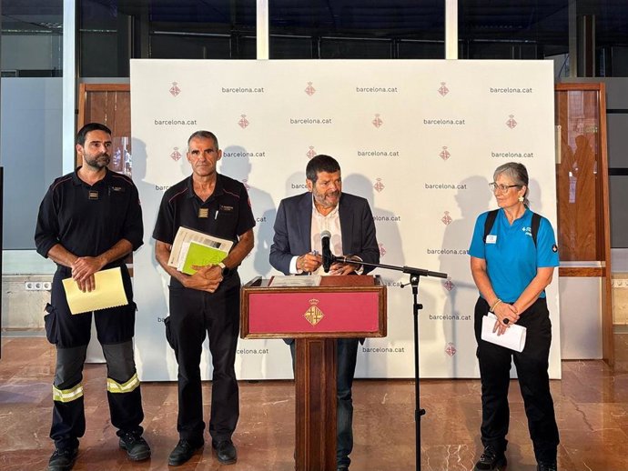 El teniente de alcalde de Seguridad, Albert Batlle, junto al jefe de Bombers de Barcelona, Sebastià Massagué (izquierda), y la directora territorial del CUESB, Merche Cuesta (derecha)