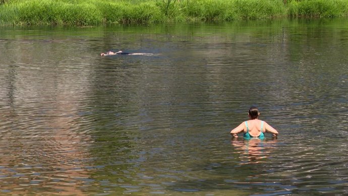 Archivo - Arquivo - Dous bañistas no río de Leiro en plena onda de calor