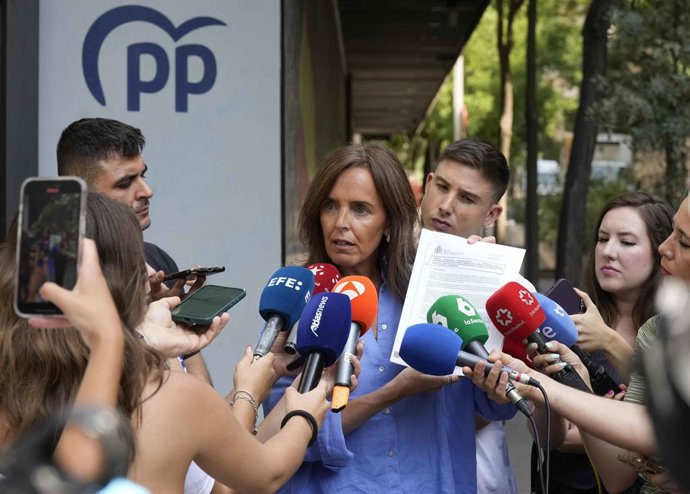 A secretária adjunta de Saúde e Política Social do PP, Carmen Fúnez, faz uma declaração à mídia.