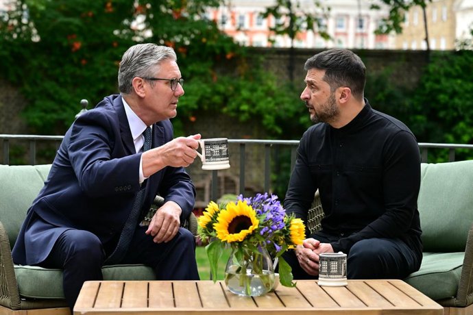 14 August 2025, United Kingdom, London: UK Prime Minister Sir Keir Starmer (L) meets with Ukrainian President Volodymyr Zelensky in the garden of number 10 Downing Street. Photo: Ben Stansall/PA Wire/dpa