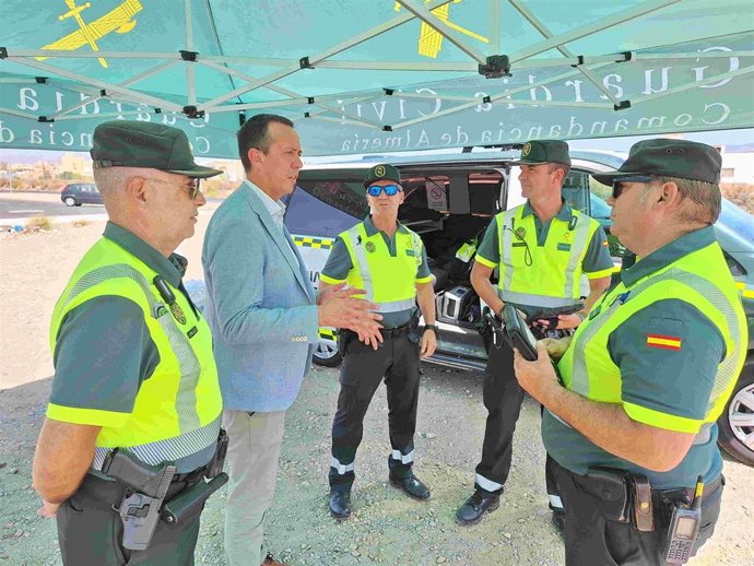 El subdelegado del Gobierno en Almería, José María Martín, conversa con agentes de la Guardia Civil durante el operativo especial de seguridad del Dreambeach 2025.