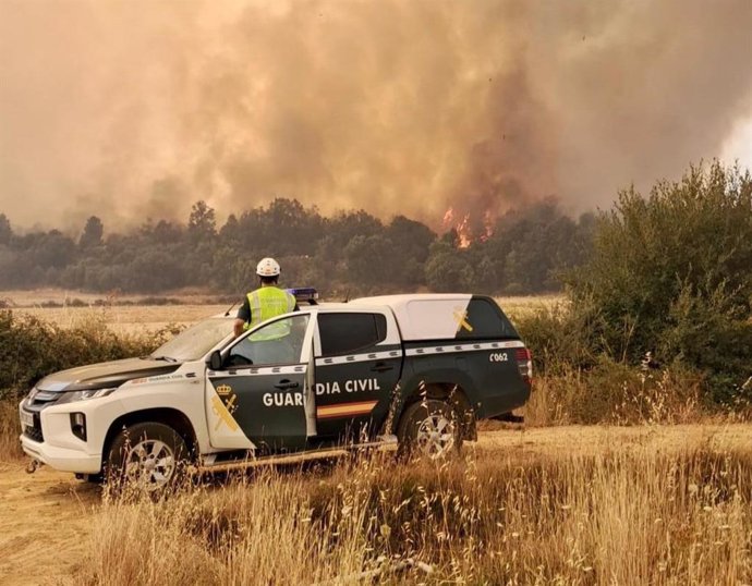 Un vehículo y un agente de la Guardia Civil en los incendios en Zamora