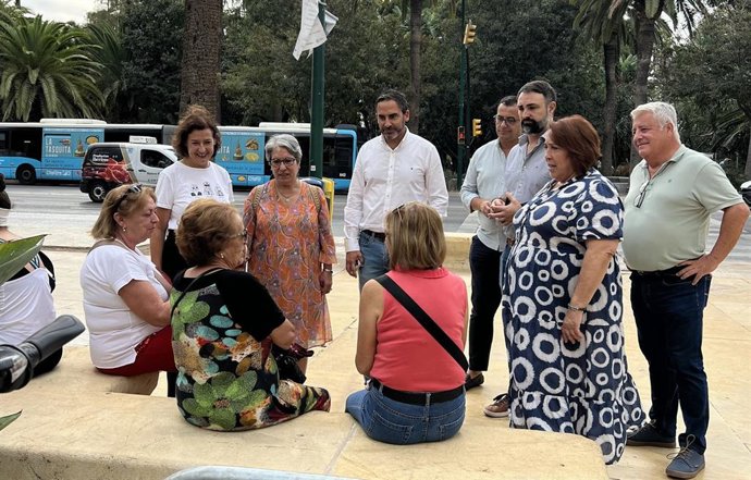 Archivo - El portavoz municipal del PSOE, Daniel Pérez, junto con ediles socialistas y vecinos