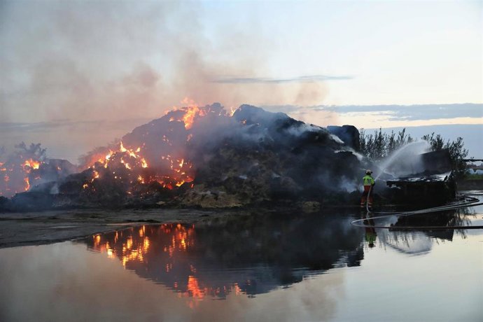 Bomberos trabajan para sofocar el incendio de Calera y Chozas, a 13 de agosto de 2025, en Calera y Chozas, Toledo, Castilla-La Mancha (España). 