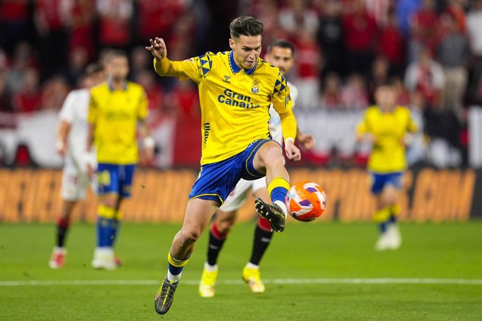 Archivo - Mika Marmol of UD Las Palmas in action during the Spanish league, LaLiga EA Sports, football match played between Sevilla FC and UD Las Palmas at Ramon Sanchez-Pizjuan stadium on May 13, 2025, in Sevilla, Spain.