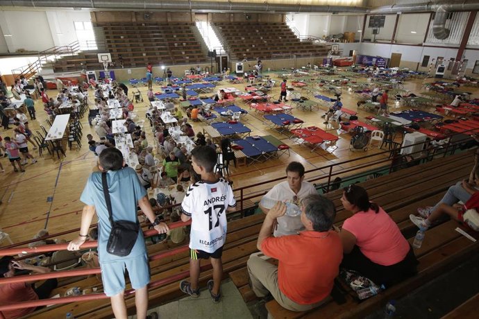 Varias personas evacuadas, en el pabellón municipal de La Bañeza, a 13 de agosto de 2025, en La Bañeza, León, Castilla y León (España). 