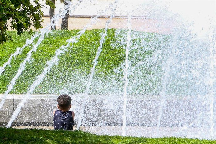 Archivo - Un niño en una fuente en el parque de Madrid Río, en Madrid (España). 