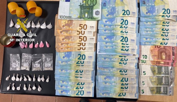Dinero y sustancias intervenidos a dos hombres detenidos por la Guardia Civil en Ayamonte (Huelva).