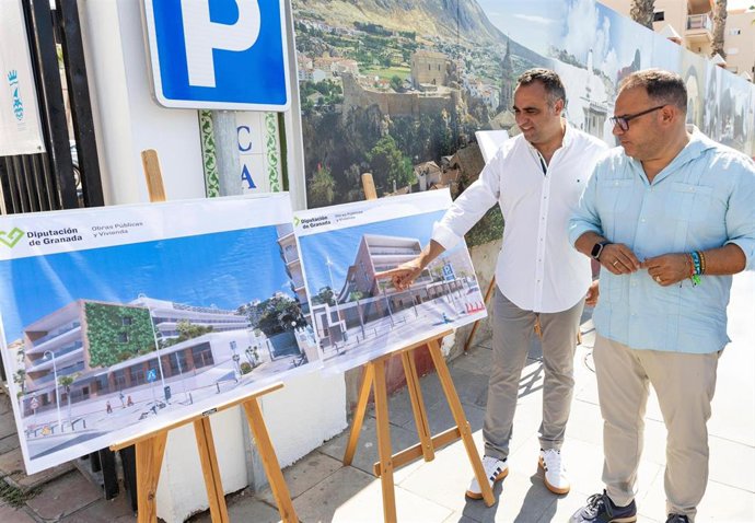 El presidente de la Diputación de Granada, Francis Rodríguez, informa del proceso para la residencia vacacional de mayores en primera línea de playa en Almuñécar.