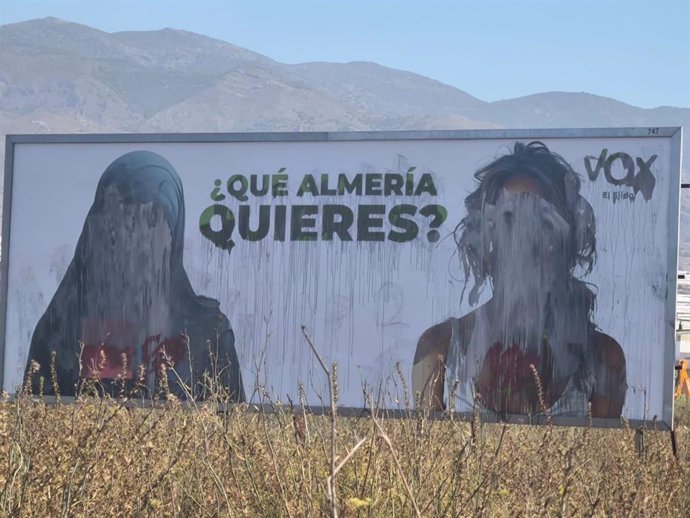 Valla publicitaria de Vox en El Ejido (Almería) vandalizada.
