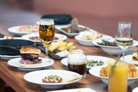 Denuncian que un restaurante de Ibiza cobra 12 euros por facilitar un gancho para colgar el bolso