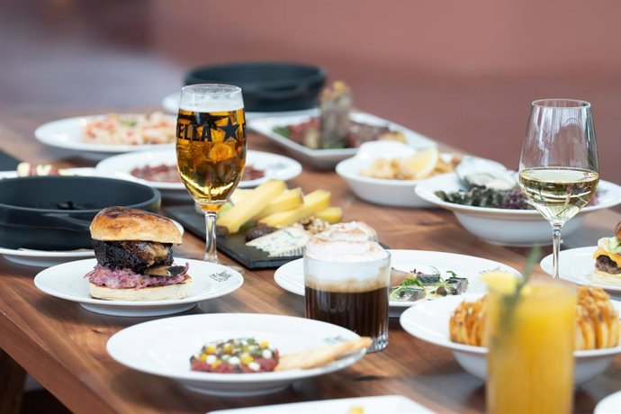 Archivo - Una mesa con comida y bebida.