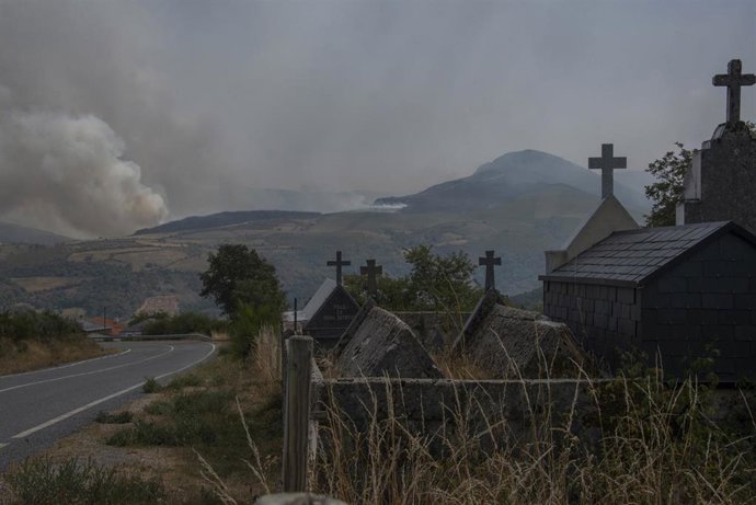 Vista de los incendios del Macizo Central, a 11 de agosto de 2025, en Chandrexa de Queixa, Ourense, Galicia (España). Los incendios del verano en Galicia arrasan hasta este 11 de agosto más de 4.000 hectáreas, con el principal fuego en Chandrexa de Queixa