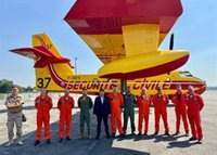 Aterrizan en Santiago los dos hidroaviones franceses que se suman a los medios que intentan frenar los incendios
