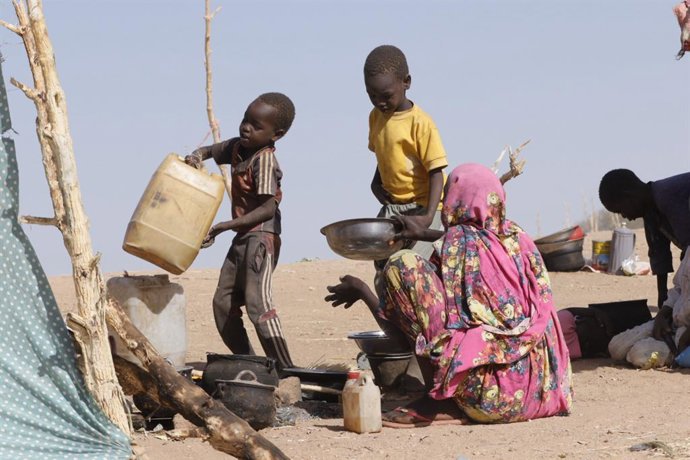 Archivo - EL FASHER (SUDAN), July 11, 2025  -- Children help to prepare food at a displacement camp in El Fasher, North Darfur region, Sudan, on July 9, 2025. The United Nations Children's Fund (UNICEF) said Friday that the number of children suffering fr