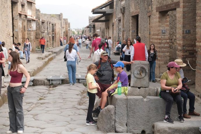 Archivo - 16 de abril de 2025, Napoli, Itália: Turistas visitam o sítio arqueológico de Pompeia, que em 2024 estabeleceu um recorde histórico com mais de 4 milhões de entradas. Para gerenciar o fluxo, foram introduzidos ingressos nomeados e um limite diár