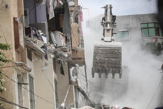 Archivo - May 15, 2025, Nablus, West Bank, Palestine: Israeli army bulldozer demolish a house in which five Palestinians wanted by the Israeli military had barricaded themselves during the military operation. The Israeli army surrounded a building during 