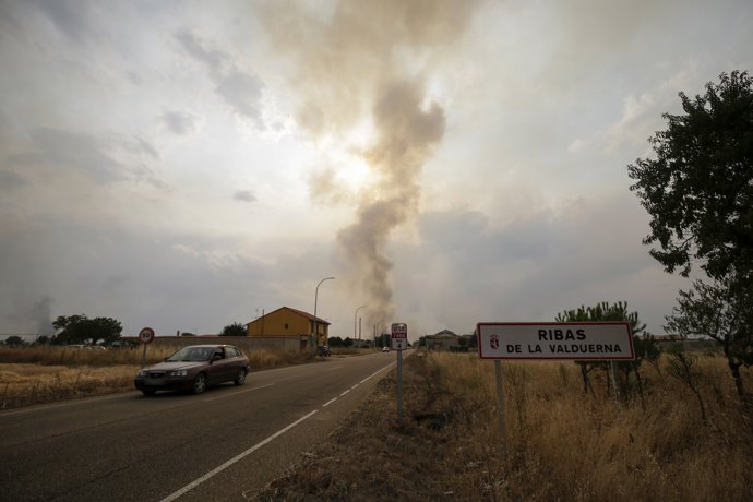 Vista del incendio, a 13 de agosto de 2025, en Ribas de la Valduerna, León, Castilla y León (España). Un total de 7.