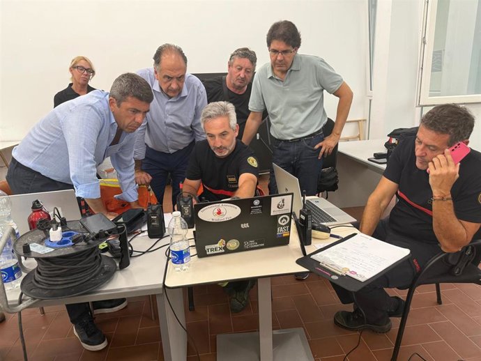 El 'president' Carlos Mazón en el puesto de mando del incendio de Teresa de Cofrentes este miércoles por la noche