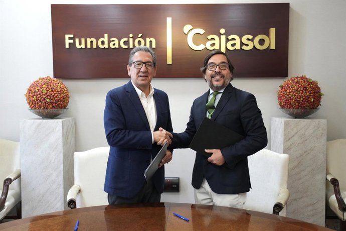 Imagen del Presidente de la Fundación Cajasol, Antonio Pulido y el Presidente de la Academia Andaluza de Ciencia Regional, José Ignacio Castillo firmando un acuerdo de colaboración para poner en marcha actividades que abordarán la economía andaluza.