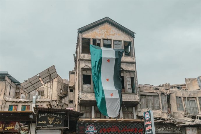 Archivo - Arquivo - 5 de março de 2025, Damasco, Síria: A bandeira síria é vista em um prédio da cidade. Os muçulmanos na Síria estão celebrando seu primeiro Ramadã desde a queda do regime de Bashar al-Assad em dezembro de 2024.