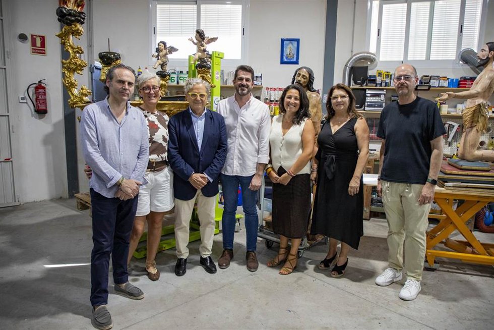 Fuentes (3 izda.), duante la visita al taller de Ana Infante en Luque.