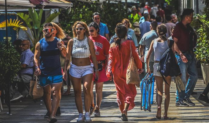 Foto de archivo. Gente en Santander en verano