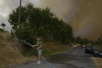 Puente advierte de "momentos muy duros" en los incendios de Ourense y Renfe ofrece cambios y devoluciones por cortes