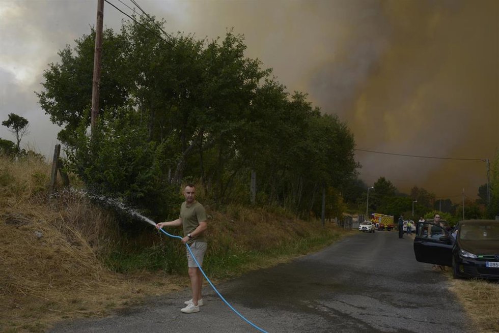 Una persona colabora en la extinción del incendio, a 12 de agosto de 2025, en Seixalbo, Ourense, Galicia (España). La Xunta ha decretado el nivel 2 de emergencia a nivel provincial en Ourense por grandes incendios que, en conjunto, calcinan alrededor de