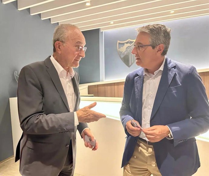 El presidente de la Diputación de Málaga, Francisco Salado, y el alcalde de la ciudad de Málaga, Francisco de la Torre, en las instalaciones del estadio del Málaga CF.