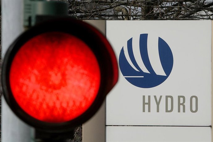 Archivo - FILED - 18 February 2009, North Rhine-Westphalia, Neuss: A traffic light turns red in front of a logo of the Norsk Hydro aluminum smelter. Photo: David-Wolfgang Ebener/dpa