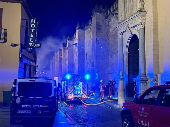 Bomberos del Servicio de Extinción de Incendios y Salvamento del Ayuntamiento de Córdoba interviniendo en la extinción del incendio que sufrió el pasado 8 de agosto la Mezquita-Catedral.