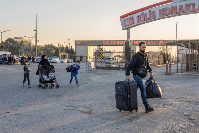 Archivo - Imagen de archivo de refugiados sirios cruzando a Siria desde Turquía