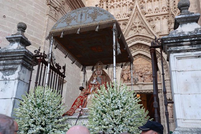 Archivo - Miles de personas asisten a la salida procesional de la Virgen de los Reyes alrededor de la catedral de Sevilla.