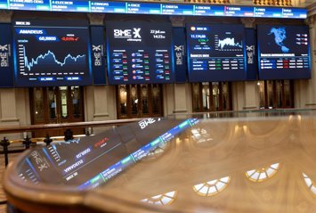 Archivo - Un panel del Ibex 35, en el Palacio de la Bolsa de Madrid, a 22 de julio de 2024, en Madrid (España).   El Ibex 35 ha iniciado la sesión de hoy con una subida del 0,46%, lo que le ha llevado a situarse en los 11.138,8 puntos a las 9.00 horas, en