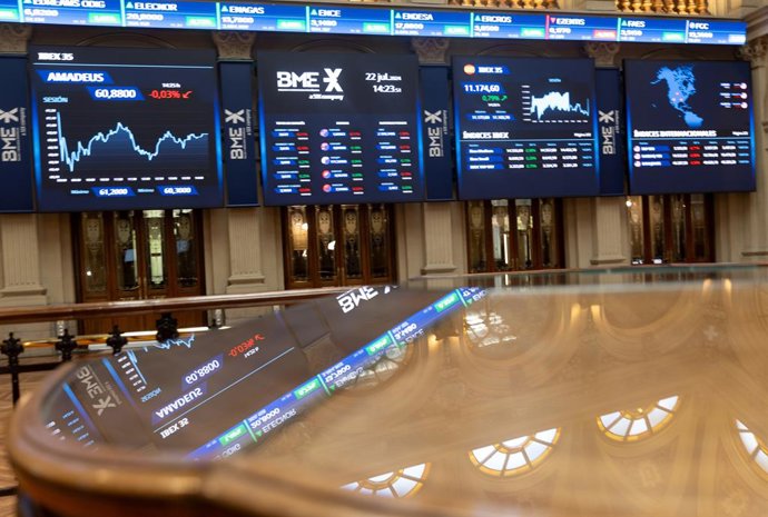 Archivo - Un panel del Ibex 35, en el Palacio de la Bolsa de Madrid, a 22 de julio de 2024, en Madrid (España).   El Ibex 35 ha iniciado la sesión de hoy con una subida del 0,46%, lo que le ha llevado a situarse en los 11.138,8 puntos a las 9.00 horas, en