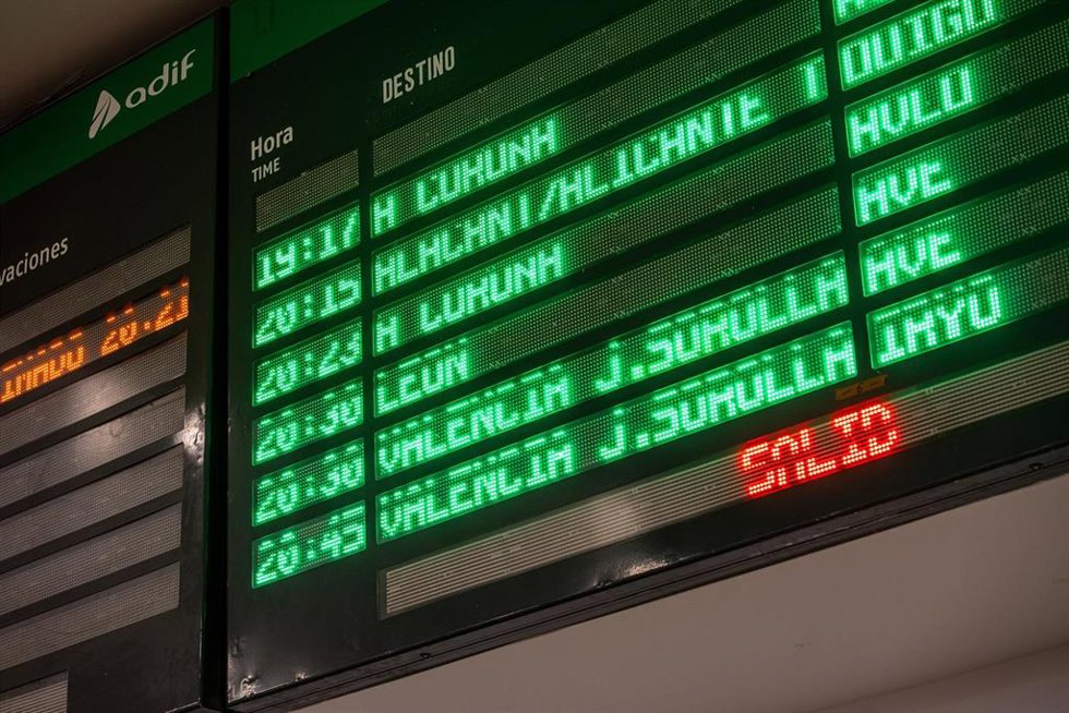 Un cartel informativo, en la Estación de Chamartín Clara Campoamor, a 12 de agosto de 2025, en Madrid (España). Ha sido restablecida la circulación de trenes entre Santiago y Ourense, tras permanecer cortada desde las 13,45 horas por un incendio en las 