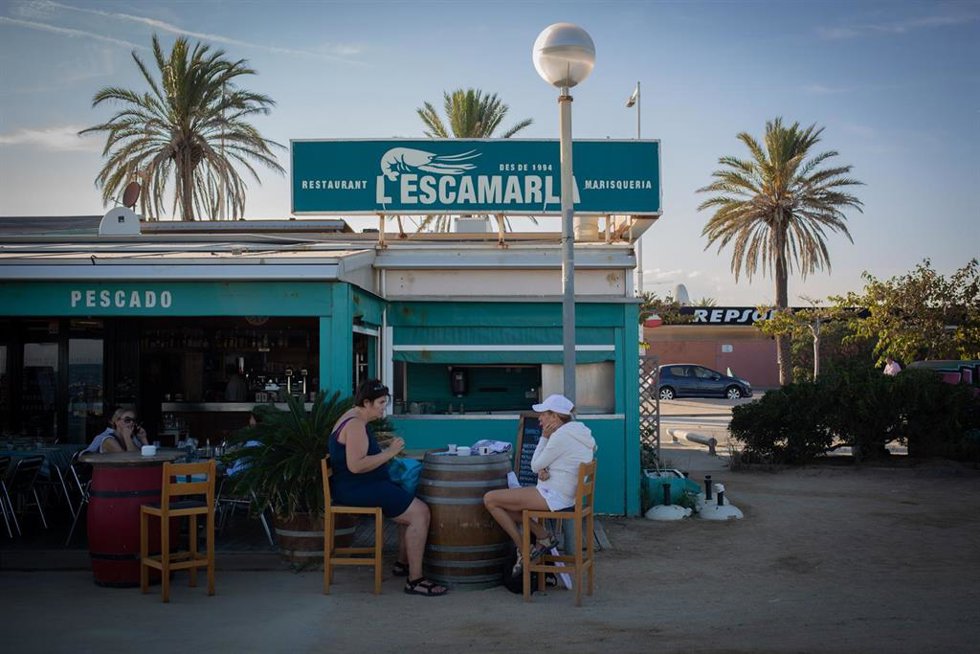 Archivo - Varias personas en la terraza del restaurante L'Escamarl
