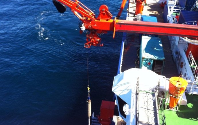 Extração de sedimentos durante a expedição MSM39 no Atlântico Norte. A foto mostra a extração de um núcleo de sedimento do fundo do mar, uma etapa fundamental para a obtenção de dados climáticos de depósitos marinhos.