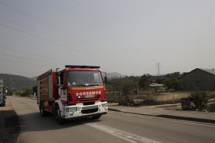Un camión de bomberos se dirige a la zona afectada, a 11 de agosto de 2025, en El Bierzo , León, Castilla y León (España).