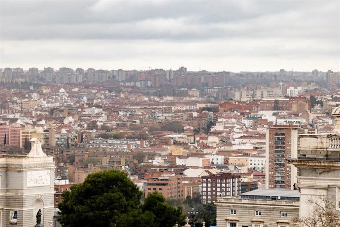 Archivo - Edificios de Madrid vistos desde la azotea del Teatro Real