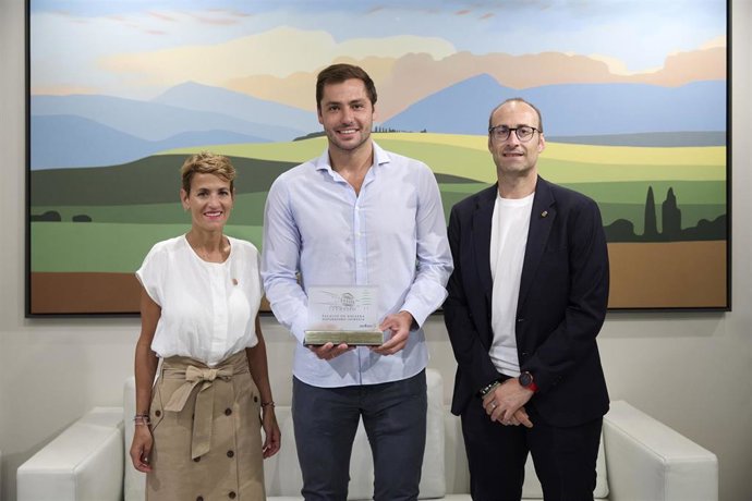 Recepción de la presidenta de Navarra, María Chivite, al jugador de waterpolo Alberto Munarriz
