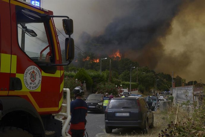 Varios servicios de emergencia trabajan en la extinción del fuego, a 12 de agosto de 2025, en Seixalbo, Ourense, Galicia.