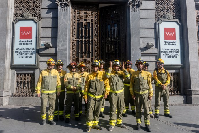 Varios bomberos forestales durante una rueda de prensa del comité de empresa del servicio de Bomberos Forestales de la Comunidad, frente a la Conserjería de Medio Ambiente, Agricultura e Interior, a 14 de agosto de 2025, en Madrid (España).