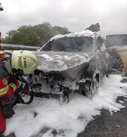 Bomberos sofocan el incendio del coche