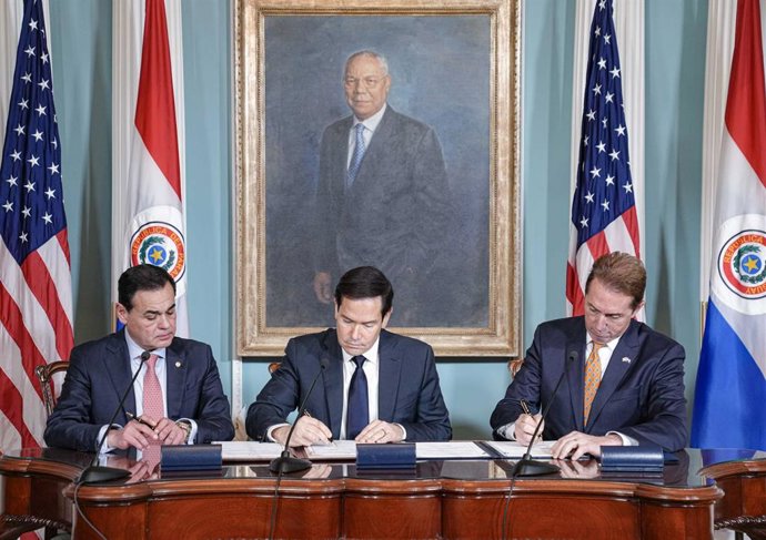 O Secretário de Estado dos EUA, Marco Rubio, assina um acordo de cooperação em imigração com seu homólogo do Paraguai, Rubén Ramírez Lezcano, e o Subsecretário de Segurança Interna dos EUA, Troy Edgar