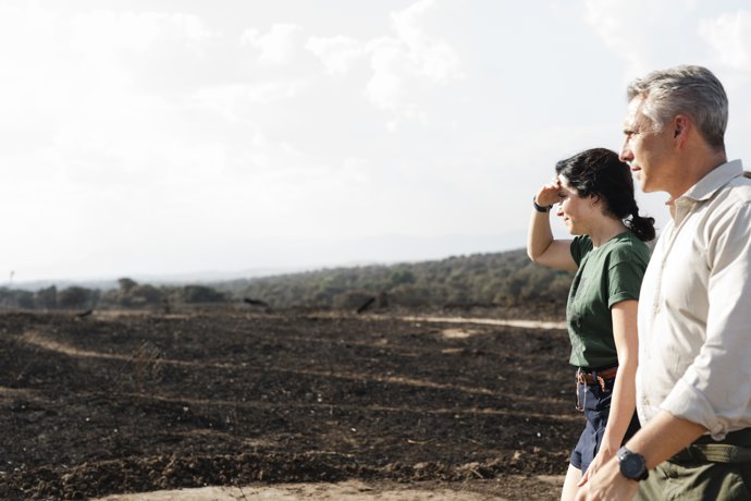 La presidenta de la Comunidad de Madrid, Isabel Díaz Ayuso, durante su visita por las zonas más afectadas por el incendio declarado el pasado lunes 11 de agosto en Tres Cantos, a 14 de agosto de 2025, en Tres Cantos, Madrid (España).