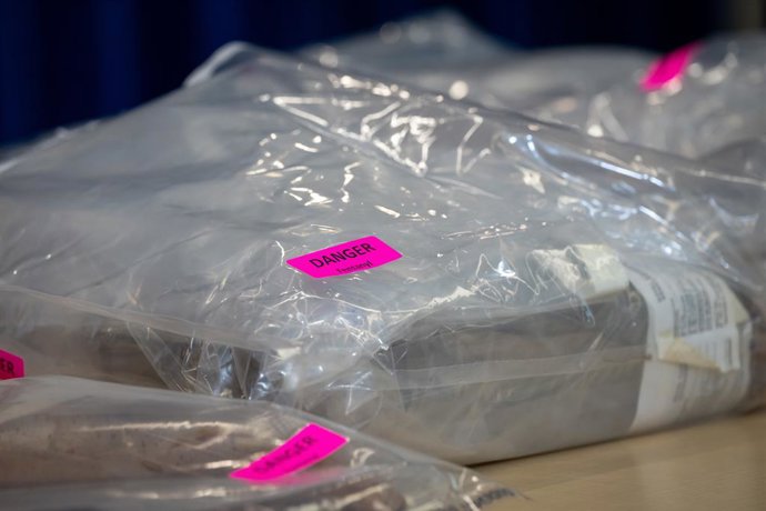 Archivo - Arquivo - 10 de abril de 2025, Surrey, Bc, CANADÁ: Fentanil é retratado em sacos de provas durante uma coletiva de imprensa da RCMP em Surrey, BC, na quinta-feira, 10 de abril de 2025.