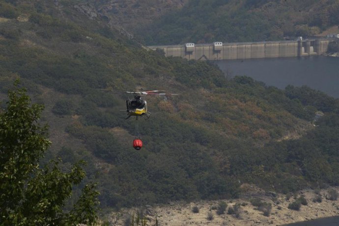 Un helicóptero de extinción recoge agua en el embalse de Chandrexa de Queixa para trabajar en los incendios del Macizo Central, a 11 de agosto de 2025, en Chandrexa de Queixa, Ourense, Galicia (España). 